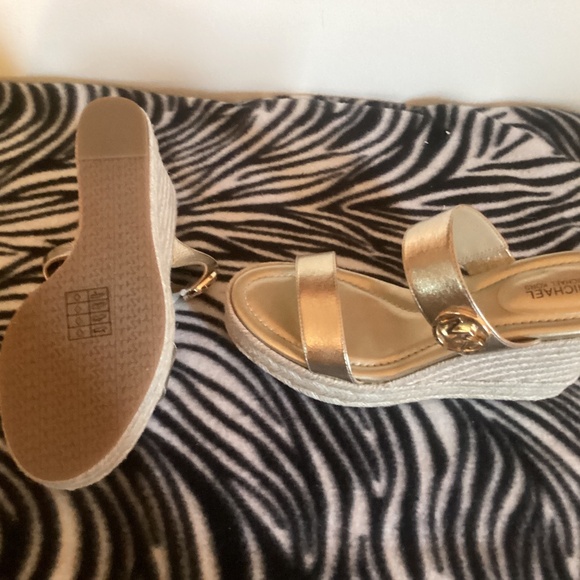 NIB Brand new Michael Kors Gold Wedges sz 7.5 - Picture 1 of 4